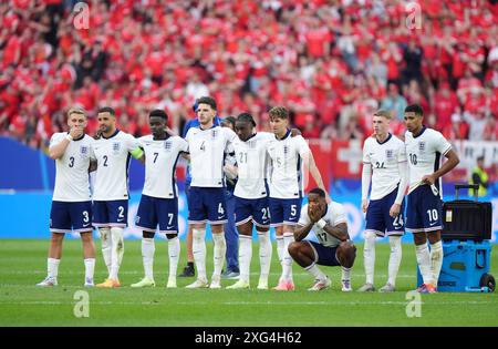 (Von links nach rechts) Englands Luke Shaw, Kyle Walker, Bukayo Saka, Declan Rice, Eberechi Eze, John Stones, Ivan Toney, Cole Palmer und Jude Bellingham schauen beim Elfmeterschießen während der UEFA Euro 2024, dem Viertelfinalspiel in der Düsseldorfer Arena, an. Bilddatum: Samstag, 6. Juli 2024. Stockfoto