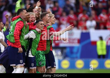 Düsseldorf, Deutschland. Juli 2024. Spieler von England feiern am 6. Juli 2024 in der Arena Düsseldorf am Ende des Viertelfinalspiels der UEFA Euro 2024 zwischen England und der Schweiz. Quelle: Marco Canoniero/Alamy Live News Stockfoto