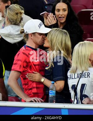 Englands Conor Gallagher küsst seine Partnerin Aine May Kennedy nach der UEFA Euro 2024, dem Viertelfinalspiel in der Düsseldorfer Arena. Bilddatum: Samstag, 6. Juli 2024. Stockfoto