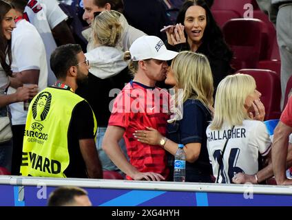 Englands Conor Gallagher küsst seine Partnerin Aine May Kennedy nach der UEFA Euro 2024, dem Viertelfinalspiel in der Düsseldorfer Arena. Bilddatum: Samstag, 6. Juli 2024. Stockfoto