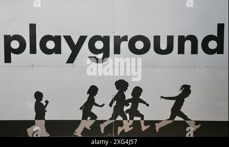 Ein großes Schild auf dem Spielplatz, auf der Esplanade, Fleetwood, Lancashire, Vereinigtes Königreich, Europa Stockfoto