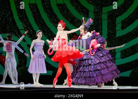 l-r: Sarah Lamb (Alice), Tamara Rojo (die Herzkönigin), Simon Russell Beale (Herzogin) in ALICE's ADVENTURES IN WONDERLAND at the Royal Ballet, The Royal Opera House, Covent Garden, London WC2 03/03/2011 Choreographie: Christopher Wheeldon Komponist: Joby Talbot Szenario: Nichols Wright Design: Bob Crowley Beleuchtung: Natasha Katz Dirigent: Barry Wordsworth Stockfoto