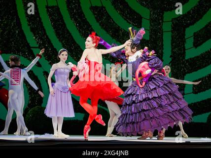 l-r: Sarah Lamb (Alice), Tamara Rojo (die Herzkönigin), Simon Russell Beale (Herzogin) in ALICE's ADVENTURES IN WONDERLAND at the Royal Ballet, The Royal Opera House, Covent Garden, London WC2 03/03/2011 Choreographie: Christopher Wheeldon Komponist: Joby Talbot Szenario: Nichols Wright Design: Bob Crowley Beleuchtung: Natasha Katz Dirigent: Barry Wordsworth Stockfoto