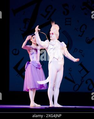 Sarah Lamb (Alice), Jonathan Howells (das weiße Kaninchen) in ALICE's ADVENTURES IN WONDERLAND at the Royal Ballet, The Royal Opera House, Covent Garden, London WC2 03/03/2011 Choreographie: Christopher Wheeldon Komponist: Joby Talbot Szenario: Nichols Wright Design: Bob Crowley Beleuchtung: Natasha Katz Dirigent: Barry Wordsworth Stockfoto