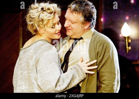 Essie Davis (Dorothy Moore), Simon Russell Beale (George Moore) in SPRINGPFERDEN von Tom Stoppard im Lyttelton Theatre, National Theatre, London SE1 19/06/2003 Set-Design: Vicki Mortimer Kostüme: Nicky Gillibrand Beleuchtung: Paule Constable Choreographie: Aidan Treays Regisseur: David Leveaux Stockfoto