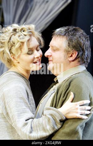 Essie Davis (Dorothy Moore), Simon Russell Beale (George Moore) in SPRINGPFERDEN von Tom Stoppard im Lyttelton Theatre, National Theatre, London SE1 19/06/2003 Set-Design: Vicki Mortimer Kostüme: Nicky Gillibrand Beleuchtung: Paule Constable Choreographie: Aidan Treays Regisseur: David Leveaux Stockfoto