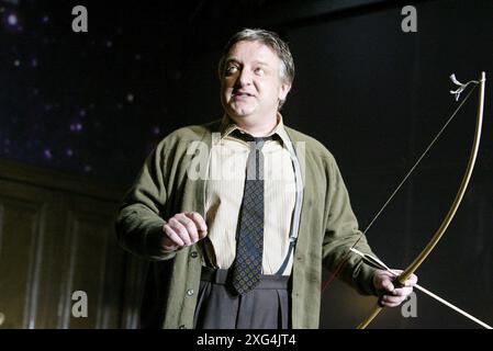 Simon Russell Beale (George Moore) in SPRINGPFERDEN von Tom Stoppard im Lyttelton Theatre, National Theatre, London SE1 19/06/2003 Set-Design: Vicki Mortimer Kostüme: Nicky Gillibrand Beleuchtung: Paule Constable Choreographie: Aidan Treays Regisseur: David Leveaux Stockfoto