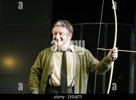 Simon Russell Beale (George Moore) in SPRINGPFERDEN von Tom Stoppard im Lyttelton Theatre, National Theatre, London SE1 19/06/2003 Set-Design: Vicki Mortimer Kostüme: Nicky Gillibrand Beleuchtung: Paule Constable Choreographie: Aidan Treays Regisseur: David Leveaux Stockfoto