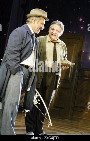 l-r: Nicholas Woodeson (Inspector Bones), Simon Russell Beale (George Moore) in SPRINGPFERDEN von Tom Stoppard im Lyttelton Theatre, National Theatre, London SE1 19/06/2003 Set Design: Vicki Mortimer Kostüme: Nicky Gillibrand Beleuchtung: Paule Constable Choreographie: Aidan Treays Regisseur: David Leveaux Stockfoto