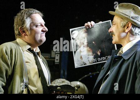 l-r: Simon Russell Beale (George Moore), Nicholas Woodeson (Inspector Bones) in SPRINGPFERDEN von Tom Stoppard im Lyttelton Theatre, National Theatre, London SE1 19/06/2003 Set Design: Vicki Mortimer Kostüme: Nicky Gillibrand Beleuchtung: Paule Constable Choreographie: Aidan Treays Regisseur: David Leveaux Stockfoto