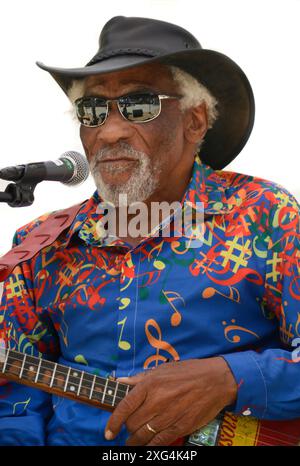Der US-amerikanische Blues-Sänger und Musiker Mac Arnold tritt auf einem Musikfestival im Carl Sandburg Home Historic Site in Flat Rock, North Carolina, auf. Stockfoto