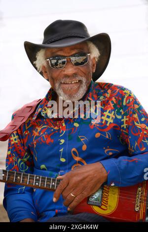 Der US-amerikanische Blues-Sänger und Musiker Mac Arnold tritt auf einem Musikfestival im Carl Sandburg Home Historic Site in Flat Rock, North Carolina, auf. Stockfoto