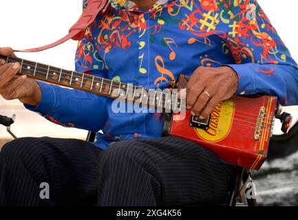 Der US-amerikanische Blues-Sänger und Musiker Mac Arnold tritt auf einem Musikfestival im Carl Sandburg Home Historic Site in Flat Rock, North Carolina, auf. Stockfoto