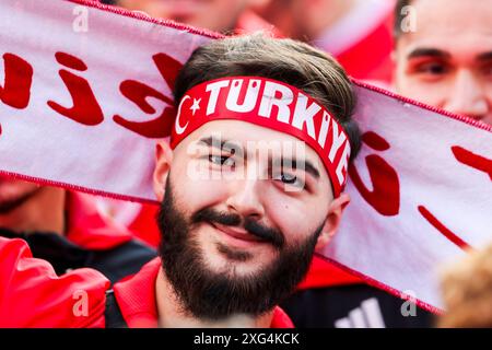 Düsseldorf, Deutschland. Juli 2024. Fußball: Europameisterschaft, Niederlande - Türkei, Endrunde, Viertelfinale: Ein türkischer Fan mit Fanschal und Türkiye-Stirnband. Quelle: Christoph Reichwein/dpa/Alamy Live News Stockfoto