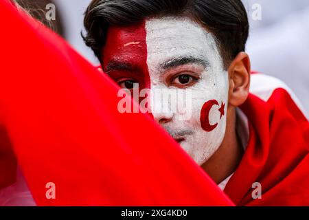 Düsseldorf, Deutschland. Juli 2024. Fußball: Europameisterschaft, Niederlande - Türkei, Endrunde, Viertelfinale: Ein türkischer Fan mit gemaltem Gesicht. Quelle: Christoph Reichwein/dpa/Alamy Live News Stockfoto