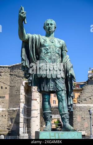 Bronzestatue des römischen Kaisers Nerva (96 n. Chr. – 98 n. Chr.) auf der Via dei Fori Imperiali, Rom. Stockfoto