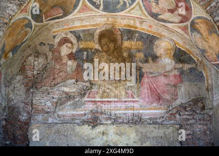 Ein Arcosolium, dekoriert mit einem Fresko der extremen Demut Christi [des Königs der Herrlichkeit]. Halbinsel dell'Ara Coeli in Rom, Italien. Stockfoto