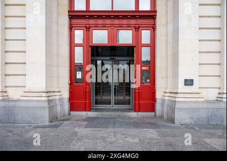 Leuven, Flandern, Belgien, Juni 30 2024 - Rote Eingangstür des Bahnhofs Stockfoto