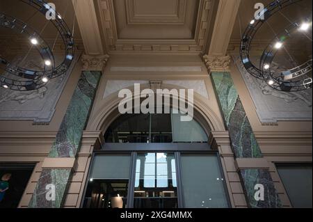 Leuven, Flandern, Belgien, Juni 30 2024 - Innenarchitektur der Wände und Decken des Bahnhofs Stockfoto