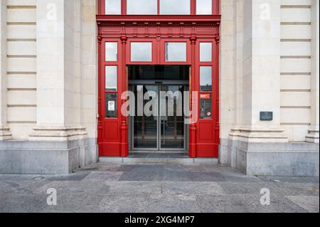 Leuven, Flandern, Belgien, Juni 30 2024 - Rote Eingangstür des Bahnhofs Stockfoto