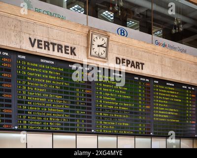 Brüsseler Altstadt, Belgien - 4. Juli 2024 - Abfahrthalle und elektronischer Fahrplan des Hauptbahnhofs Stockfoto