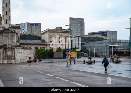 Leuven, Flandern, Belgien, Juni 30 2024 - der Martelarenplatz mit dem Bahnhof Stockfoto