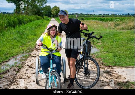 Außenporträt einer 40-Jährigen Frau mit dem Down-Syndrom und ihrem Bruder Drieslinter, Belgien, 29. Juli 2023. Modell freigegeben Stockfoto