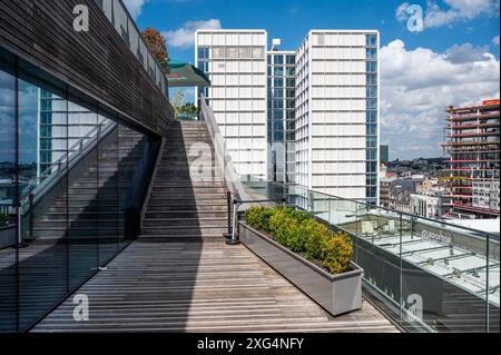 Brüsseler Altstadt, Belgien - 4. Juli 2024 - Blick auf die Dachterrasse aus dem Jahr 58 auf dem Brucity-Gebäude Stockfoto