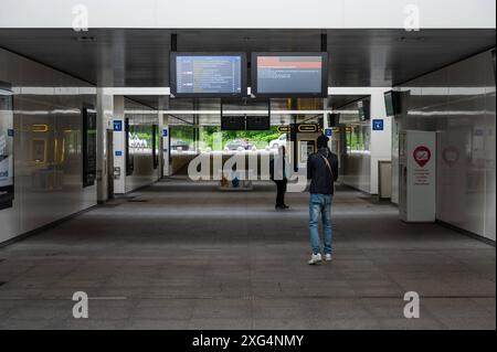 Vilvoorde, Flämisch Brabant, Belgien - 21. Mai 2024 - Unterführung des Bahnhofs Stockfoto