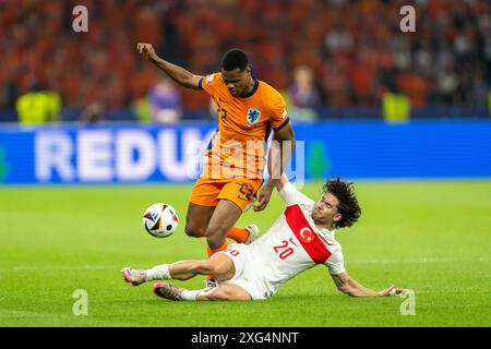 Berlin, Deutschland. Juli 2024. Denzel Dumfries (22) aus den Niederlanden und Ferdi Kadioglu (20) aus der Türkei, die während des Viertelfinalspiels der UEFA Euro 2024 zwischen den Niederlanden und Turkiye im Berliner Olympiastadion zu sehen waren. Quelle: Gonzales Photo/Alamy Live News Stockfoto