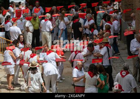 Madrid, Spanien. Juli 2024. Eine Gruppe von Menschen nimmt an den San Fermín-Festlichkeiten Teil. Ein weiteres Jahr lang feierten die Einwohner von Navarrese in Madrid die Madrider Sanferminen in den Patios des Pfarrkomplexes San Fermín de los Navarros in Madrid. Um 11:30 Uhr wurden die Taschentücher gesegnet und um 12 Uhr, parallel zur Stadt Pamplona, wurde der Chupinazo gefeiert, der offiziell das San Fermín Festival begann. Quelle: SOPA Images Limited/Alamy Live News Stockfoto