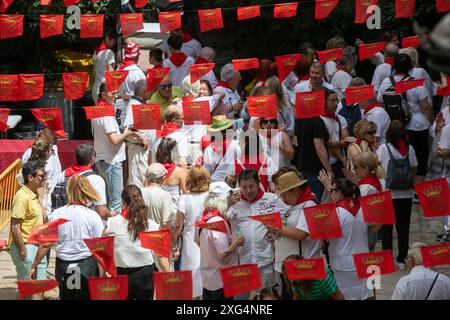 Madrid, Spanien. Juli 2024. Eine Gruppe von Menschen nimmt an den San Fermín-Festlichkeiten Teil. Ein weiteres Jahr lang feierten die Einwohner von Navarrese in Madrid die Madrider Sanferminen in den Patios des Pfarrkomplexes San Fermín de los Navarros in Madrid. Um 11:30 Uhr wurden die Taschentücher gesegnet und um 12 Uhr, parallel zur Stadt Pamplona, wurde der Chupinazo gefeiert, der offiziell das San Fermín Festival begann. Quelle: SOPA Images Limited/Alamy Live News Stockfoto