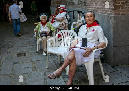 Madrid, Spanien. Juli 2024. Eine Gruppe von Frauen nimmt an den Festlichkeiten in San Fermin Teil. Ein weiteres Jahr lang feierten die Einwohner von Navarrese in Madrid die Madrider Sanferminen in den Patios des Pfarrkomplexes San Fermín de los Navarros in Madrid. Um 11:30 Uhr wurden die Taschentücher gesegnet und um 12 Uhr, parallel zur Stadt Pamplona, wurde der Chupinazo gefeiert, der offiziell das San Fermín Festival begann. Quelle: SOPA Images Limited/Alamy Live News Stockfoto