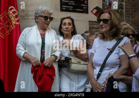 Madrid, Spanien. Juli 2024. Eine Gruppe von Frauen nimmt an den Festlichkeiten in San Fermin Teil. Ein weiteres Jahr lang feierten die Einwohner von Navarrese in Madrid die Madrider Sanferminen in den Patios des Pfarrkomplexes San Fermín de los Navarros in Madrid. Um 11:30 Uhr wurden die Taschentücher gesegnet und um 12 Uhr, parallel zur Stadt Pamplona, wurde der Chupinazo gefeiert, der offiziell das San Fermín Festival begann. Quelle: SOPA Images Limited/Alamy Live News Stockfoto