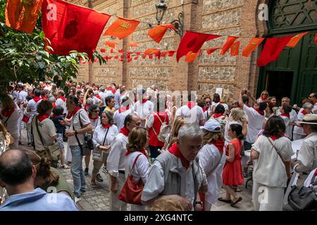 Madrid, Spanien. Juli 2024. Eine Gruppe von Menschen nimmt an den San Fermín-Festlichkeiten Teil. Ein weiteres Jahr lang feierten die Einwohner von Navarrese in Madrid die Madrider Sanferminen in den Patios des Pfarrkomplexes San Fermín de los Navarros in Madrid. Um 11:30 Uhr wurden die Taschentücher gesegnet und um 12 Uhr, parallel zur Stadt Pamplona, wurde der Chupinazo gefeiert, der offiziell das San Fermín Festival begann. Quelle: SOPA Images Limited/Alamy Live News Stockfoto