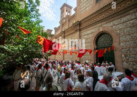 Madrid, Spanien. Juli 2024. Eine Gruppe von Menschen nimmt an den San Fermín-Festlichkeiten Teil. Ein weiteres Jahr lang feierten die Einwohner von Navarrese in Madrid die Madrider Sanferminen in den Patios des Pfarrkomplexes San Fermín de los Navarros in Madrid. Um 11:30 Uhr wurden die Taschentücher gesegnet und um 12 Uhr, parallel zur Stadt Pamplona, wurde der Chupinazo gefeiert, der offiziell das San Fermín Festival begann. Quelle: SOPA Images Limited/Alamy Live News Stockfoto