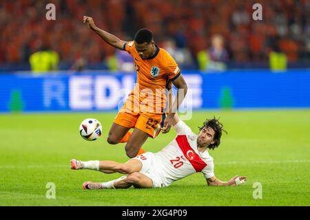 Berlin, Deutschland. Juli 2024. Denzel Dumfries (22) aus den Niederlanden und Ferdi Kadioglu (20) aus der Türkei, die während des Viertelfinalspiels der UEFA Euro 2024 zwischen den Niederlanden und Turkiye im Berliner Olympiastadion zu sehen waren. Quelle: Gonzales Photo/Alamy Live News Stockfoto