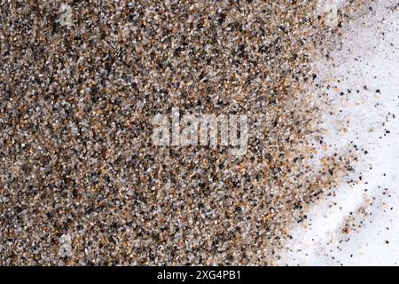 Sandstruktur mit kleinen Körnern auf weißem Hintergrund. Draufsicht Stockfoto