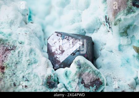 Cuprit über Chrysocolla-Makrofotografie. Exemplar von Mashamba West Mine, Kolwezi, Lualaba, Dr. Kongo. Hintergrund für Detailtextur. Nahaufnahme roh, rau Stockfoto