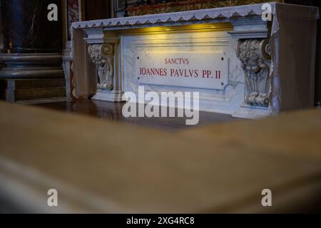 Das Grab des heiligen Johannes Paul II. Unter dem Altar des hl. Sebastian im Petersdom, Vatikan. Stockfoto