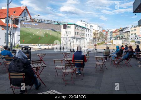 Nur sehr wenigeFußballfans verfolgen anlässlich der Fußball-Europameisterschaft UEFA EURO 2024 das Viertelfinalspiel Türkei gegen Niederland auf einer Leinwand auf dem Platz Hlemmur in Rsykajvik. / Nur sehr wenige Fußballfans sehen das Viertelfinalspiel zwischen der Türkei und den Niederlanden auf einem Bildschirm auf dem Hlemmur-Platz in Rsykajvik während der UEFA EURO 2024 Fußball-Europameisterschaft. UEFA Fußball-Europameisterschaft - Fußballfans *** nur sehr wenige Fußballfans sehen das Viertelfinalspiel zwischen der Türkei und den Niederlanden während der UEFA EURO auf dem Hlemmur-Platz in Rsykajvik Stockfoto