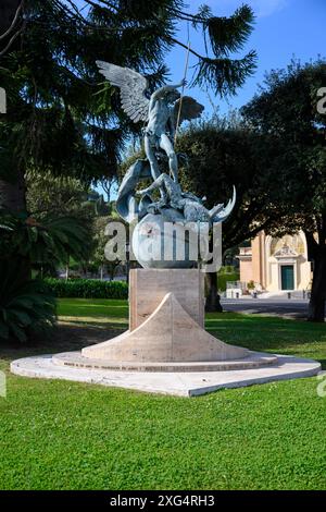 Der Erzengel Michael von Giuseppe Antonio Lomuscio in den Vatikanischen Gärten, im Vatikan. Stockfoto