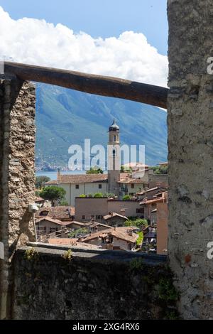 LIMONE SUL GARDA, ITALIEN - 13. JUNI 2024: Blick auf die Stadt und den Turm der Kirche San Benedetto vom Hügel Lemon Grove Stockfoto