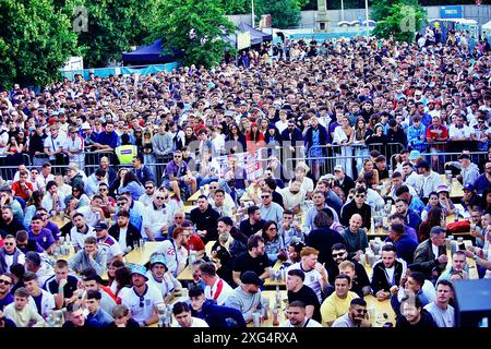 Brighton, East Sussex, Großbritannien. Juli 2024. Fußballfans im „4TheFans“ Big Screen Fanpark, St Peters Church, Central Park, Brighton East Sussex England UK. England gegen Schweiz 2024 UEFA Euro am 6. Juli 2024 Credit: Caron Watson/Alamy Live News Stockfoto