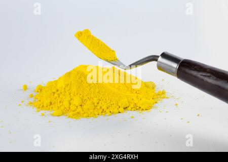 Cadmiumgelbes Pigment auf weißem Hintergrund Stockfoto