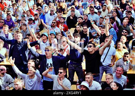 Brighton, East Sussex, Großbritannien. Juli 2024. Fußballfans im „4TheFans“ Big Screen Fanpark, St Peters Church, Central Park, Brighton East Sussex England UK. England gegen Schweiz 2024 UEFA Euro am 6. Juli 2024 Credit: Caron Watson/Alamy Live News Stockfoto