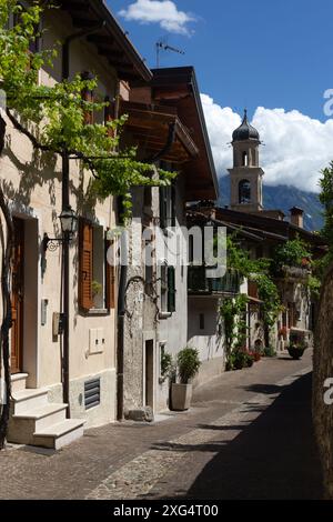 LIMONE SUL GARDA, ITALIEN - 13. JUNI 2024: Blick auf eine hübsche Straße in der Stadt Stockfoto