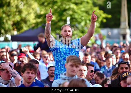 Brighton, East Sussex, Großbritannien. Juli 2024. Fußballfans im „4TheFans“ Big Screen Fanpark, St Peters Church, Central Park, Brighton East Sussex England UK. England gegen Schweiz 2024 UEFA Euro am 6. Juli 2024 Credit: Caron Watson/Alamy Live News Stockfoto