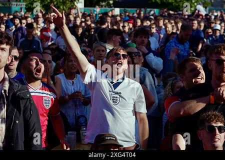 Brighton, East Sussex, Großbritannien. Juli 2024. Fußballfans im „4TheFans“ Big Screen Fanpark, St Peters Church, Central Park, Brighton East Sussex England UK. England gegen Schweiz 2024 UEFA Euro am 6. Juli 2024 Credit: Caron Watson/Alamy Live News Stockfoto