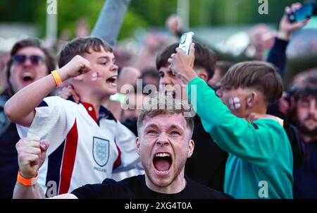 Brighton, East Sussex, Großbritannien. Juli 2024. Fußballfans im „4TheFans“ Big Screen Fanpark, St Peters Church, Central Park, Brighton East Sussex England UK. England gegen Schweiz 2024 UEFA Euro am 6. Juli 2024 Credit: Caron Watson/Alamy Live News Stockfoto